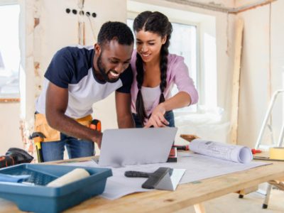 mom and construction worker on laptop