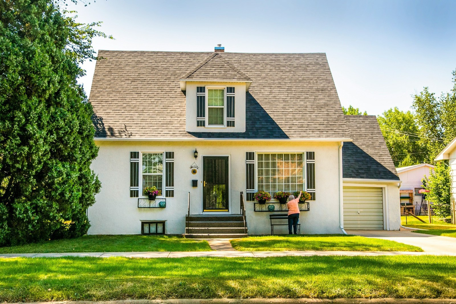 Modern home exterior – photo by Ian MacDonald (Unsplash)